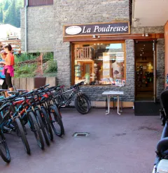 Ingang van de winkel La Poudreuse