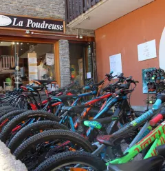 Verhuur van mountainbikes et mountainbikes met elektrische ondersteuning