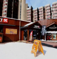 Magasin Skiset depuis le front de neige
