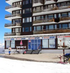 Zicht op het uitstalraam vanaf het sneeuwfront