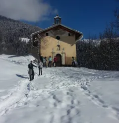 Wandeling op sneeuwschoenen met het bureau van gidsen en begeleiders