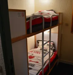 Cabine met stapelbedden