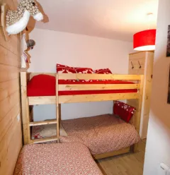 Slaapkamer met stapelbed en 1 éénpersoonsbed