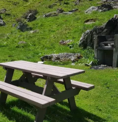Pichnicktafel met barbecue in les Bauches