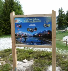 Welkomsbord voor de Tour du Lac des Pierres Blanches