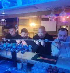 Équipe au bar