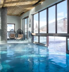 Piscine intérieure du White Pearl Lodge & Spa