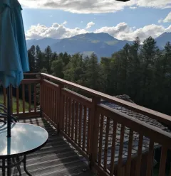 Uitzicht vanaf het balkon - links