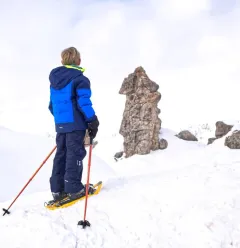 Kind sneeuwwandelen