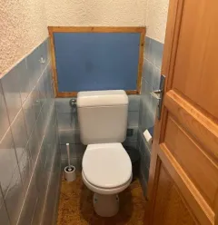 Vue sur les toilettes
