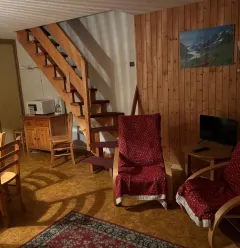 Séjour vue accès au duplex de l'appartement