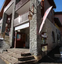 Voorgevel van de burelen van de Franse Skischool (ESF) te Coches