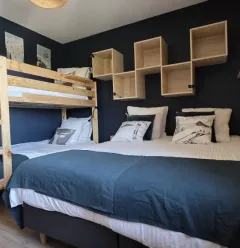 Chambre 2 . un grand lit 160 séparable et 2 lits superposés