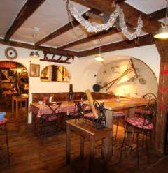 Grote eetzaal, restaurant Chez Marie