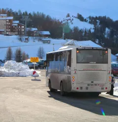 De shuttlebus die voorbijkomt in Plagne Soleil in de richting van Plagne Villages