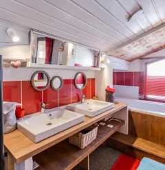 Badkamer van de grote slaapkamer beneden