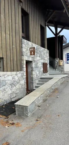 Openbare toiletten / Voorzieningen om baby's te verschonen - Maison de Montalbert_Plagne-Montalbert