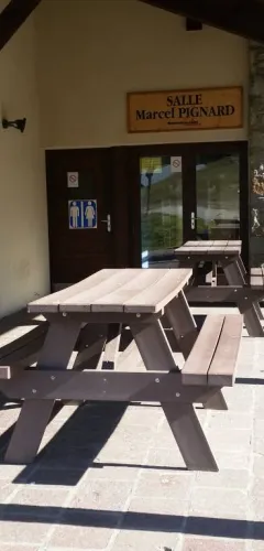 Picknicktafel onder de zaal Marcel Pignard in les Coches