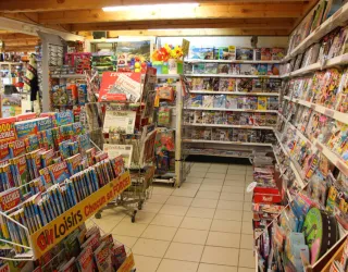 Krantenrayon van de winkel