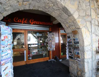 Het café Gourmand, onder de arcades