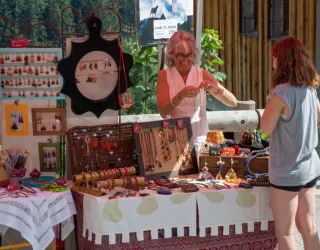 Ambachtelijke markt, rommelmarkt van winkeliers en garageverkoop_Champagny-en-Vanoise