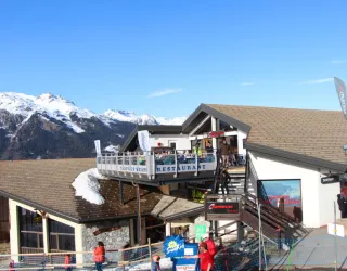 Toegang tot restaurant Le Trappeur's vanaf het sneeuwfront