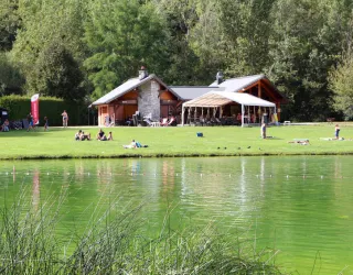 Het restaurant langs het water