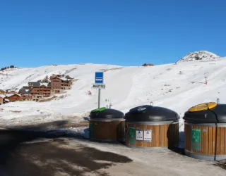 Shuttlehalte bovenaan het dorp