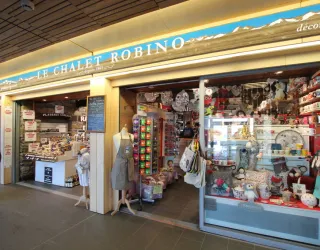 Voorgevel van souvenirchalet Robino