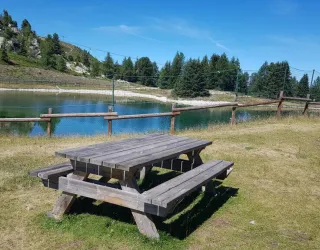 Picknicktafel aan de Lac des Pierres Blanches
