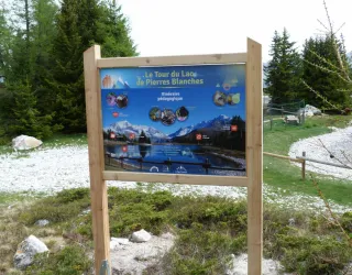 Welkomsbord voor de Tour du Lac des Pierres Blanches