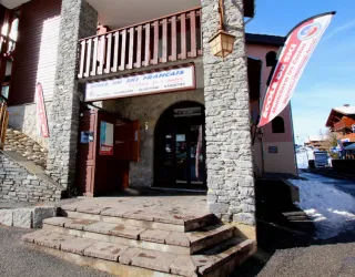 Voorgevel van de burelen van de Franse Skischool (ESF) te Coches