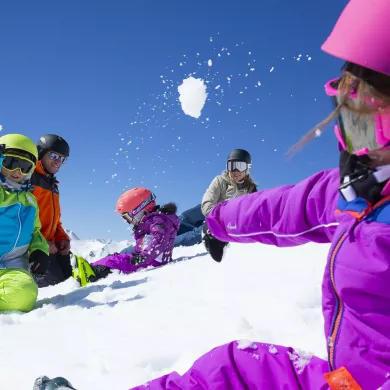 Bataille de boule de neige en famille à La Plagne