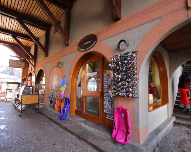 Ingang via de arcades
