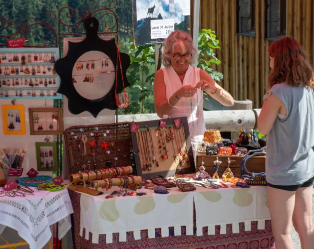 Ambachtelijke markt, rommelmarkt van winkeliers en garageverkoop_Champagny-en-Vanoise