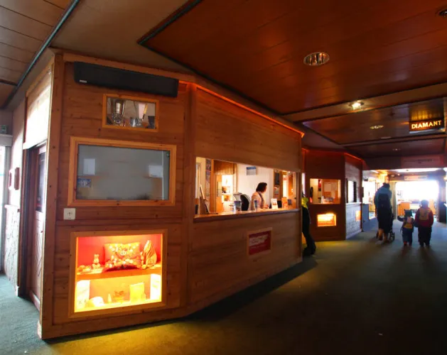 Toegang tot de ESF burelen vanuit de galerij