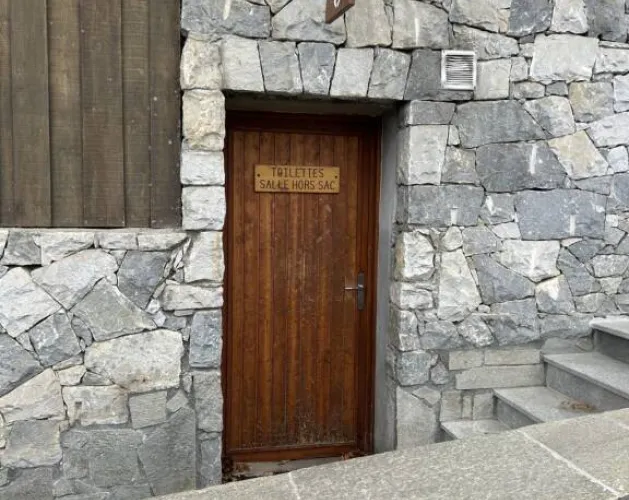 Openbare toiletten / Voorzieningen om baby's te verschonen - Maison de Montalbert_Plagne-Montalbert