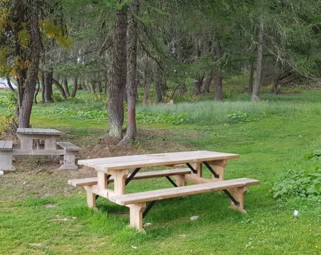 Picknicktafel bij het vertrek van het pad van Frasses