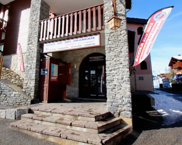 Voorgevel van de burelen van de Franse Skischool (ESF) te Coches