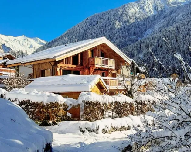 Chalet l'Échappée l'hiver, façade sud.
