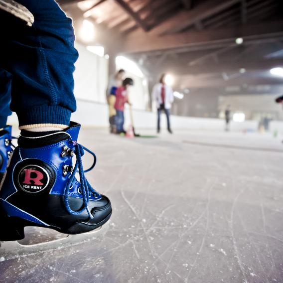 On profite de la glisse à la patinoire !