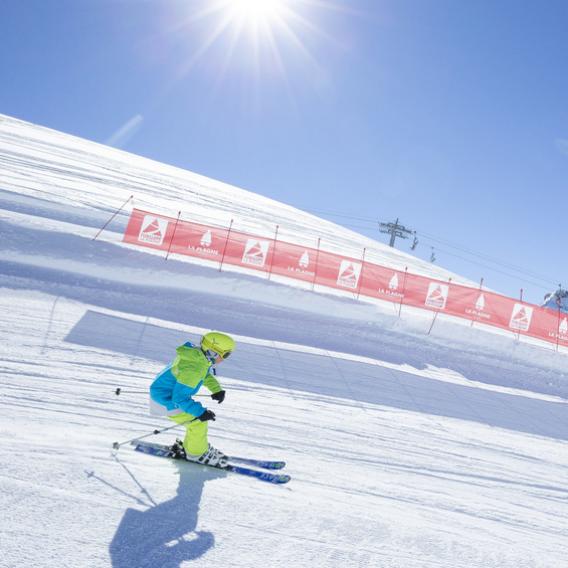 Enfant faisant du ski