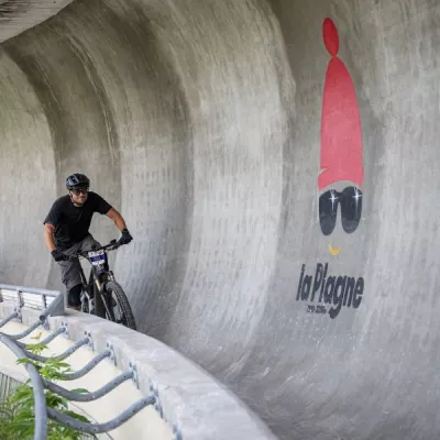 De Tour de France-renners gaan voor het eerst van de weg af!