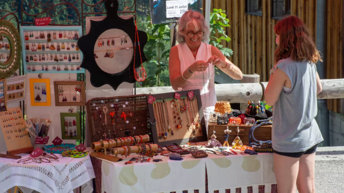 Ambachtelijke markt, rommelmarkt van winkeliers en garageverkoop_Champagny-en-Vanoise
