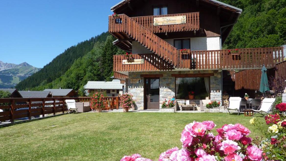 Hôtel les Glières coté est: terrasse et jardin Hôtel les Glières vue extérieure en été