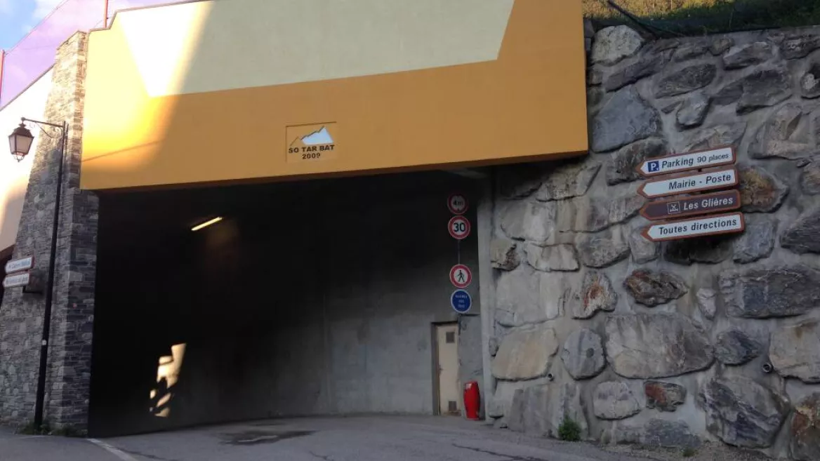 Ingang van de parking van de gondelbaan, Hauts du Creyzijde.