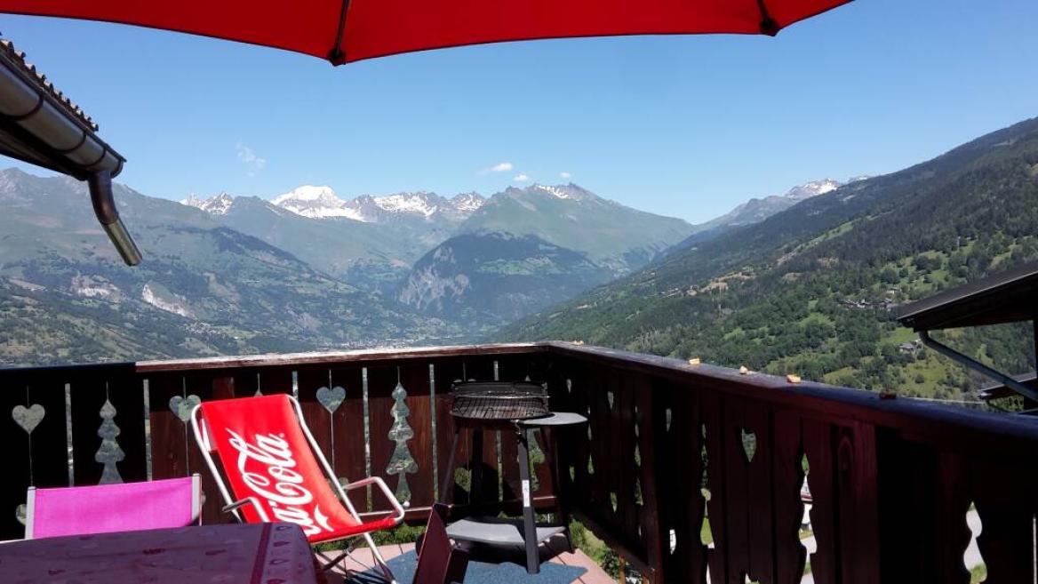Uitzicht vanaf het terras op de vallei en de Mont Blanc