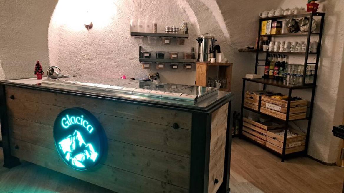 Notre vitrine au fond de la salle Vitrine