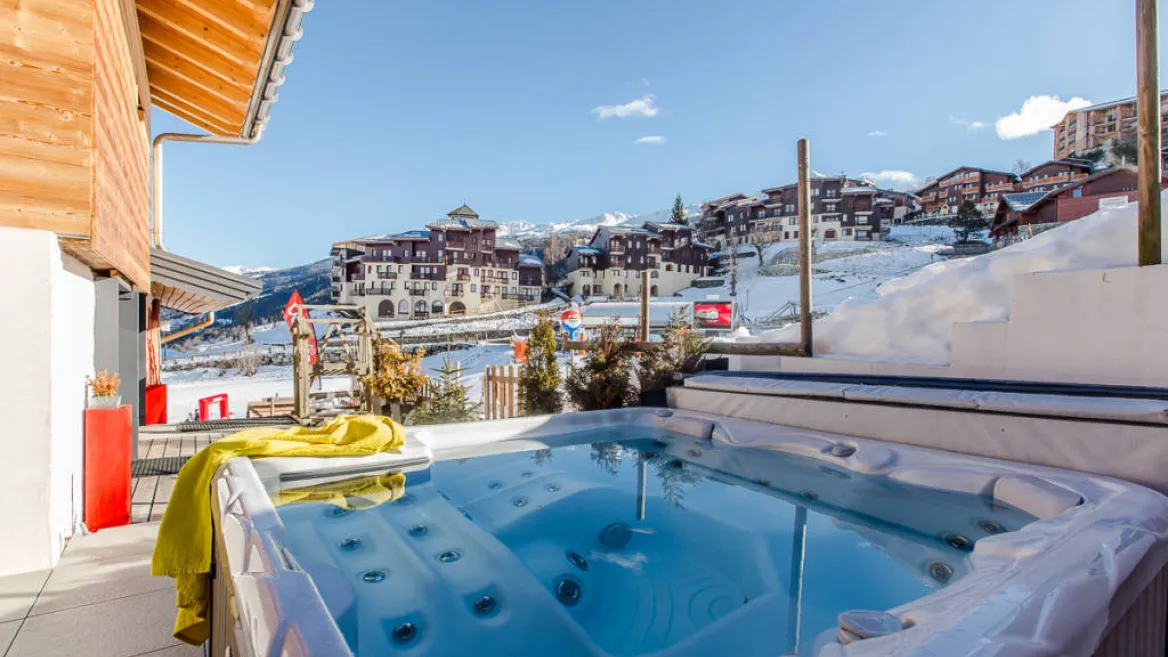 Jacuzzi en terras van Chalet Les Cavagnes