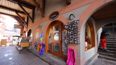 Ingang via de arcades